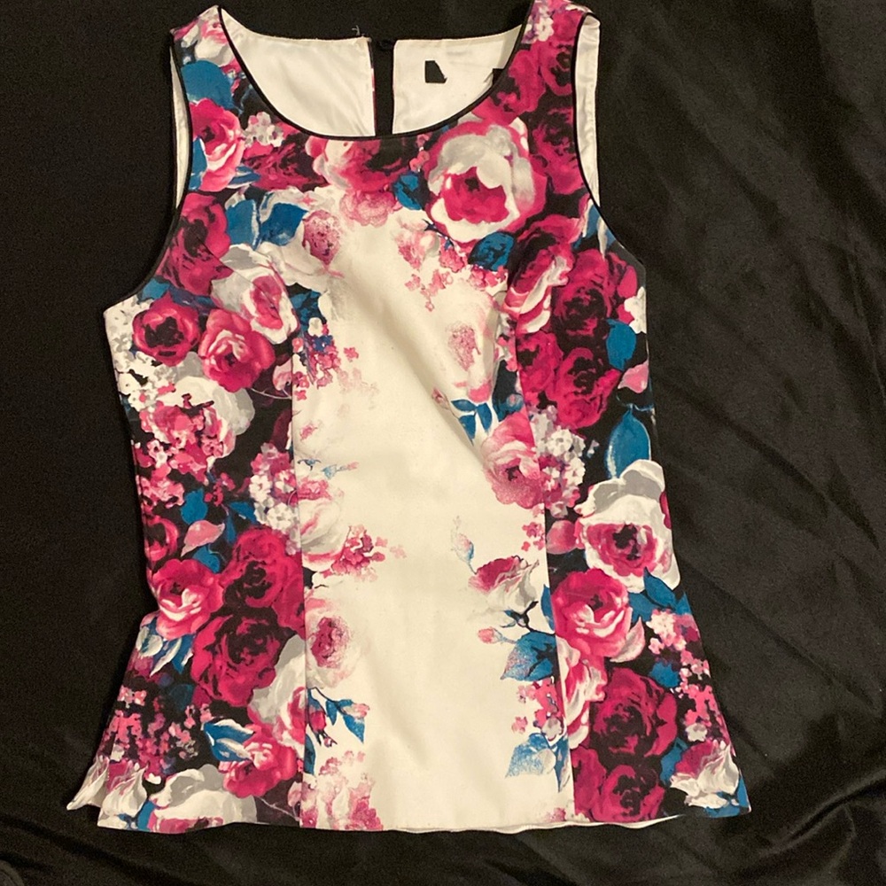 White House Black and White Floral blouse. Button missing see pictures sz S
